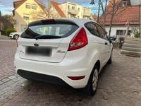 Gebraucht Ford Fiesta 69 PS (50 kW) 2012 Weiß Kleinwagen