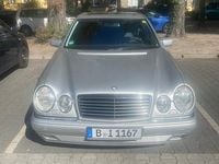 Gebraucht Mercedes E240 175 PS (128 kW) 1998 Silber Limousine