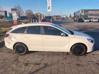 Gebraucht Hyundai i30 Select 110 PS (80 kW) 2017 Weiß Kombi