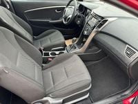 Gebraucht Hyundai i30 Classic 99 PS (72 kW) 2014 Cool red Coupé