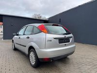 Gebraucht Ford Focus Ambiente 101 PS (74 kW) 2000 Silber Limousine