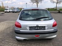 Gebraucht Peugeot 206 75 PS (55 kW) 2002 Silber Limousine