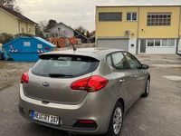 Gebraucht Kia Ceed Spirit 99 PS (72 kW) 2012 Beige Kleinwagen