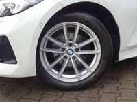 Gebraucht BMW 320 184 PS (135 kW) 2022 Weiß Limousine