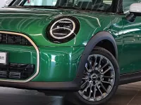 Gebraucht Mini Cooper Favoured 156 PS (114 kW) 2024 British racing green iv Kleinwagen