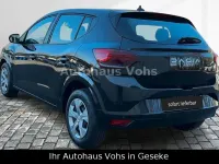 Neu Dacia Sandero Essentiel 91 PS (66 kW) 2025 Schwarz Limousine