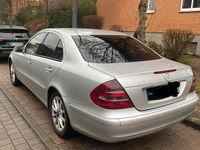 Gebraucht Mercedes E220 150 PS (110 kW) 2002 Silber Limousine