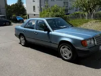 Używany Mercedes E230 132 KM (97 kW) 1987 Niebieski Sedan/Limuzyna