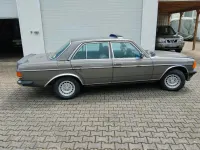 Gebraucht Mercedes E230 136 PS (100 kW) 1982 Grau Limousine