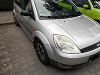Gebraucht Ford Fiesta 70 PS (51 kW) 2004 Silber Kleinwagen