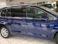 Gebraucht VW Touran Highline 150 PS (110 kW) 2019 Atlantik blue metallic Van / Kleinbus