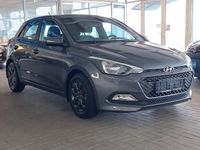 Gebraucht Hyundai i20 Trend 75 PS (55 kW) 2017 Grau Kleinwagen