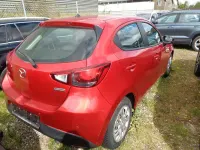 Używany Mazda 2 Center-Line 90 KM (66 kW) 2015 Czerwony Sedan/Limuzyna
