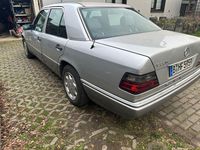 Gebraucht Mercedes E220 150 PS (110 kW) 1994 Silber Limousine