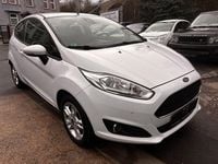 Gebraucht Ford Fiesta Celebration 101 PS (74 kW) 2017 Frozen white Kleinwagen