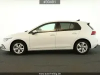 Second-hand VW Golf VIII Life 150 CP (110 kW) 2023 Alb Berlinǎ