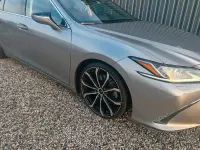Gebraucht Lexus ES300H 178 PS (130 kW) 2024 Grau Limousine