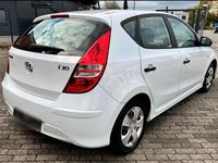 Gebraucht Hyundai i30 109 PS (80 kW) 2011 Weiß Kleinwagen
