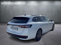 Gebraucht VW Passat R-line 150 PS (110 kW) 2024 Oryxweiß perlmutteffekt Kombi
