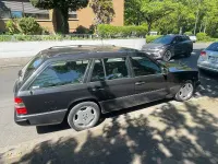Używany Mercedes E280 193 KM (141 kW) 1995 Czarny Sedan/Limuzyna
