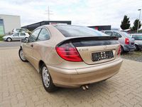 Gebraucht Mercedes C220 143 PS (105 kW) 2002 Beige Coupé