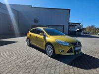 Używany Ford Focus Titanium 150 KM (110 kW) 2011 Żółty Sedan/Limuzyna