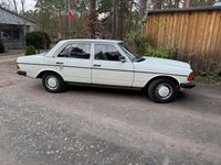Brugt Mercedes E230 136 HK (100 kW) 1982 Hvid Sedan