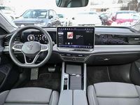 Gebraucht VW Passat Elegance 150 PS (110 kW) 2024 Oryxweiß perlmutteffekt Kombi