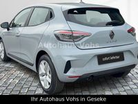 Neu Renault Clio V 91 PS (66 kW) 2026 Grau Limousine