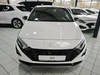 Neu Hyundai i20 Blackline 90 PS (66 kW) 2026 Weiss Kleinwagen