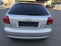 Gebraucht Audi A3 Attraction 105 PS (77 kW) 2010 Eissilber metallic Limousine
