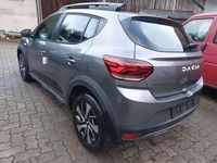 Neu Dacia Sandero Expression 91 PS (66 kW) 2025 Dolomitgrau grün und andere Limousine