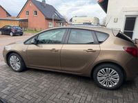 Gebraucht Opel Astra Edition 140 PS (102 kW) 2013 Gold Limousine