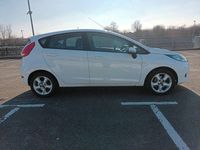 Gebraucht Ford Fiesta Trend 97 PS (71 kW) 2010 Weiß Kleinwagen