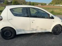 Gebraucht Toyota Aygo 68 PS (50 kW) 2011 Weiß Kleinwagen