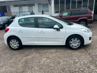 Gebraucht Peugeot 207 95 PS (69 kW) 2011 Weiß Limousine