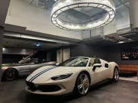 Gebraucht Ferrari 296 829 PS (609 kW) 2025 Weiß Cabrio