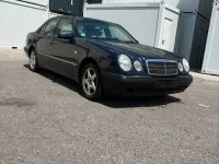 Gebraucht Mercedes E240 170 PS (125 kW) 1998 Blau Limousine