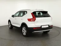 Neu Volvo XC40 Core 163 PS (119 kW) 2026 Crystalweissmet. SUV