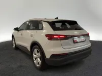 Gebraucht Audi Q4 e-tron Comfort 150 kW (204 PS) 2023 Gletscherweiß metallic SUV