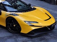 Nouă Ferrari SF90 999 CP (734 kW) 2026 Galben Cabrio