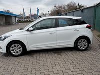 Gebraucht Hyundai i20 75 PS (55 kW) 2017 Weiß Kleinwagen