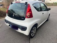 Gebraucht Peugeot 107 68 PS (50 kW) 2010 Weiß Kleinwagen
