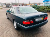Gebraucht Mercedes E200 131 PS (96 kW) 1999 Blau Limousine