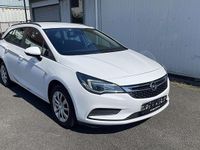 Gebraucht Opel Astra Edition 110 PS (80 kW) 2016 Schneeweiss/summitwhite/arctic Kombi