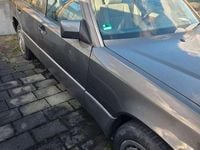 Używany Mercedes E230 132 KM (97 kW) 1990 Szary Sedan/Limuzyna