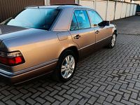Gebraucht Mercedes E220 150 PS (110 kW) 1993 Gold Limousine