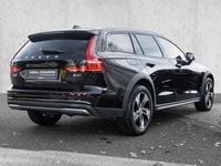 Gebraucht Volvo V60 CC Ultimate 197 PS (144 kW) 2023 Onyx black / metallic Kombi