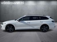 Gebraucht VW Passat R-line 150 PS (110 kW) 2024 Oryxweiß perlmutteffekt Kombi