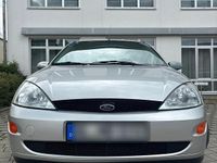 Gebraucht Ford Focus Ambiente 101 PS (74 kW) 2000 Silber Kleinwagen